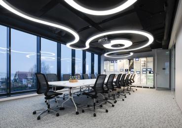 Modulare LED-Module für offene Büroflächen und Meetingbereiche